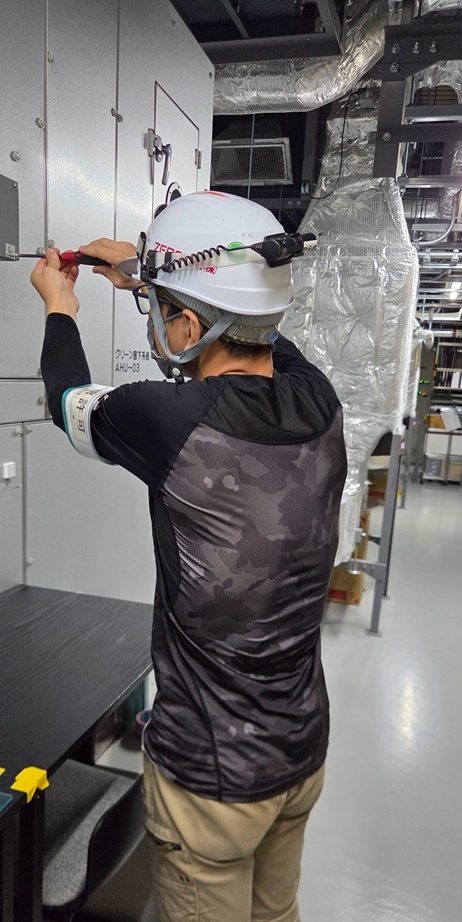 天井配線の取り付け作業｜ZEROUM株式会社の施工実績