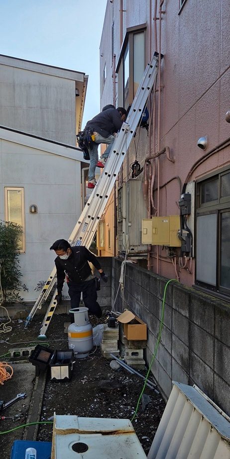 建物外壁での配線工事｜ZEROUM株式会社の施工実績